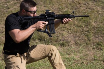 Fab Defence AR-15 Podium Hızlı Kurulum Bipod ve AGR-43 Tabanca Kabzası