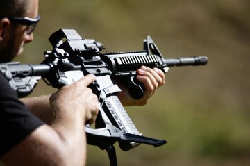 Fab Defence AR-15 Podium Hızlı Kurulum Bipod ve AGR-43 Tabanca Kabzası